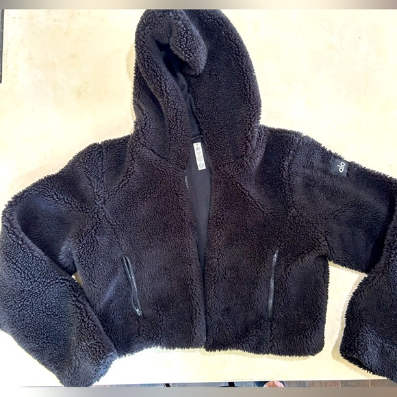 M medium Alo Yoga cropped Sherpa hooded jacket black faux fur